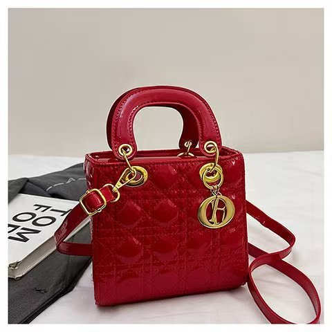 New classic quilted elegant and versatile handbag