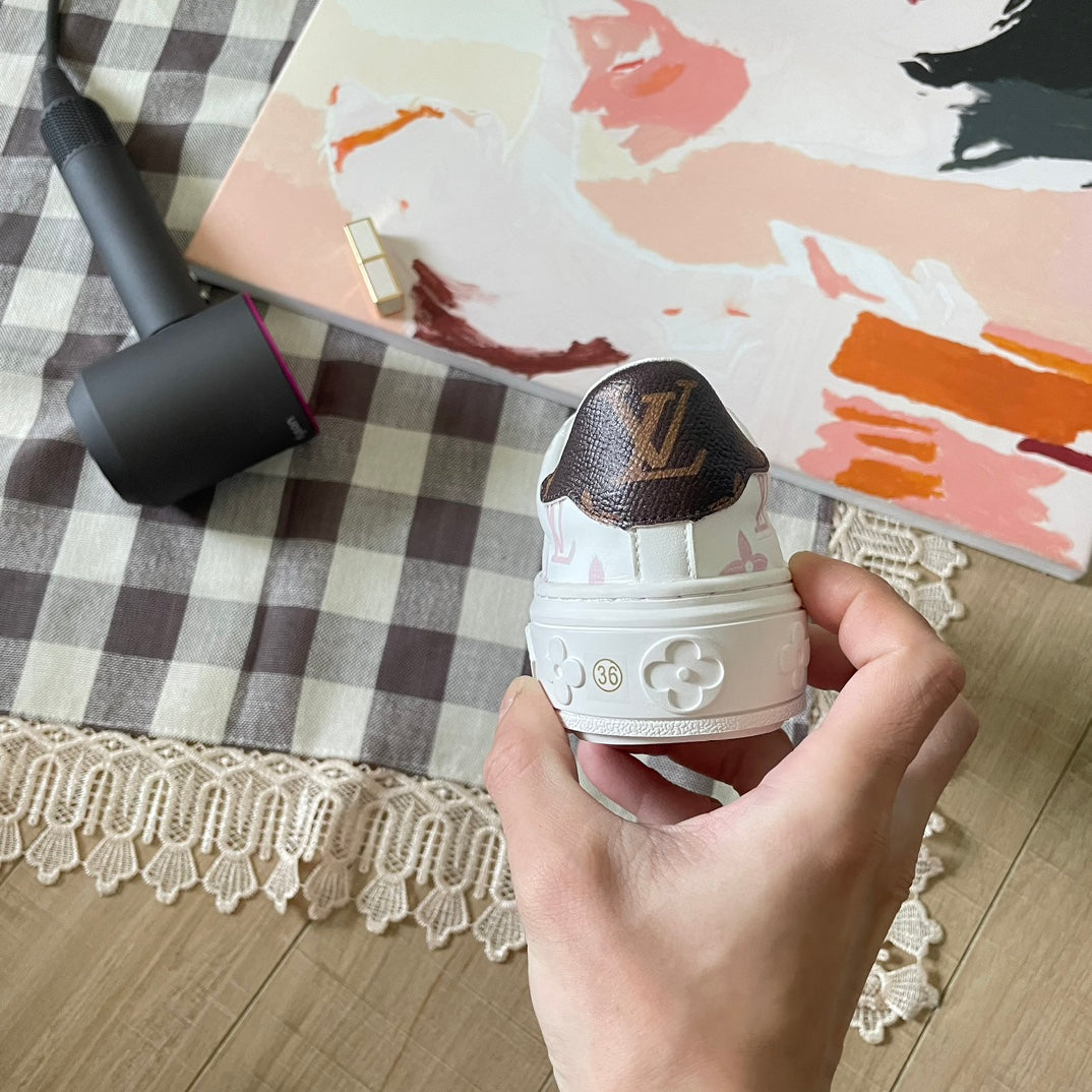 L   23 New Embossed White Shoes