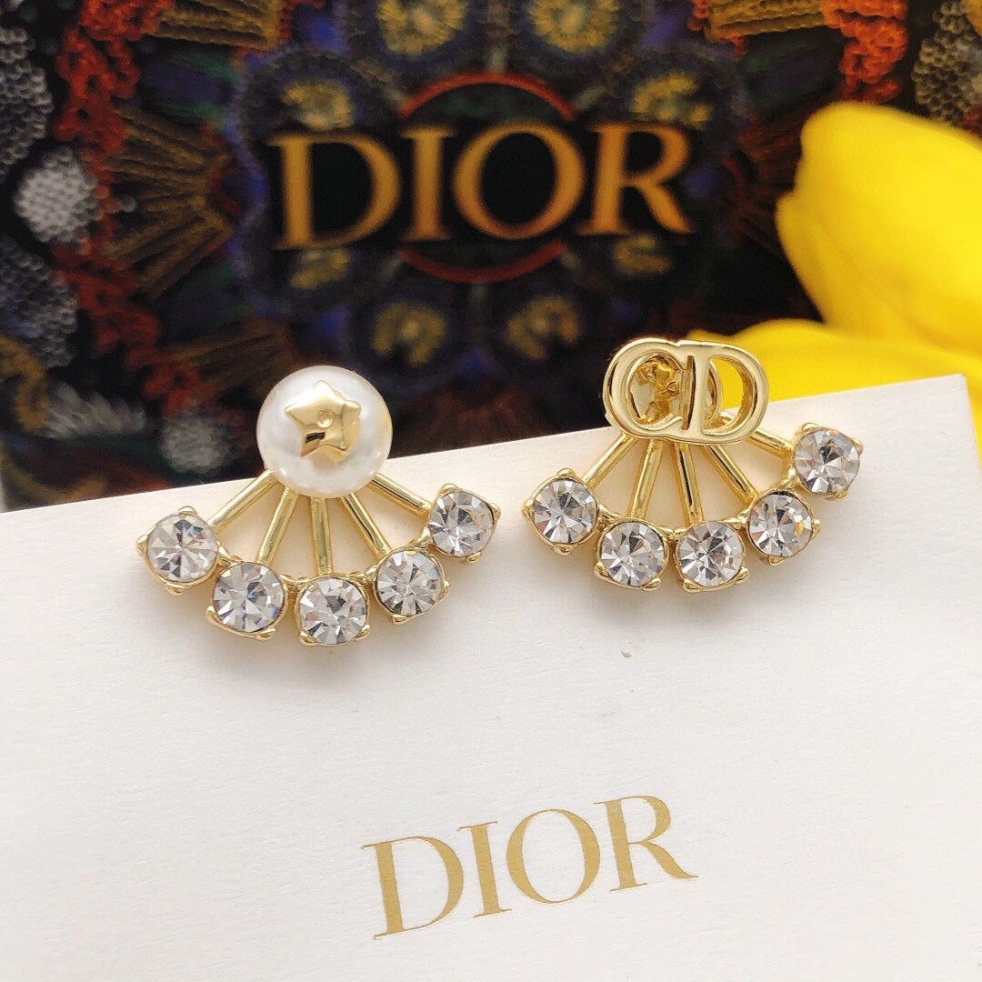 DIO's latest pearl earrings