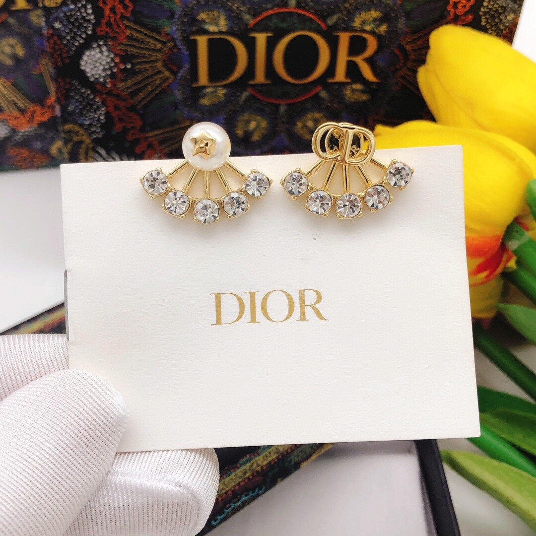 DIO's latest pearl earrings