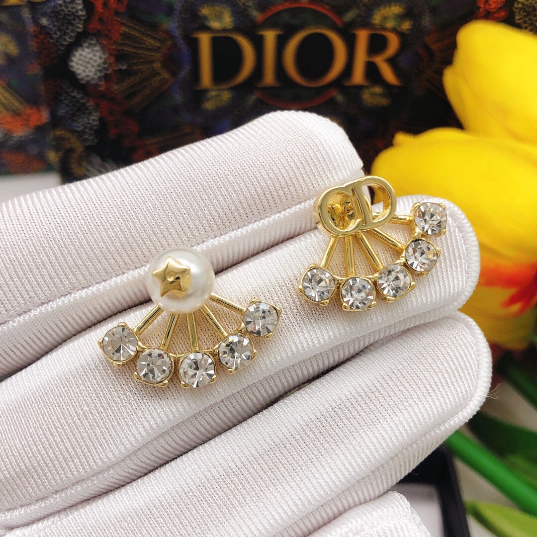 DIO's latest pearl earrings