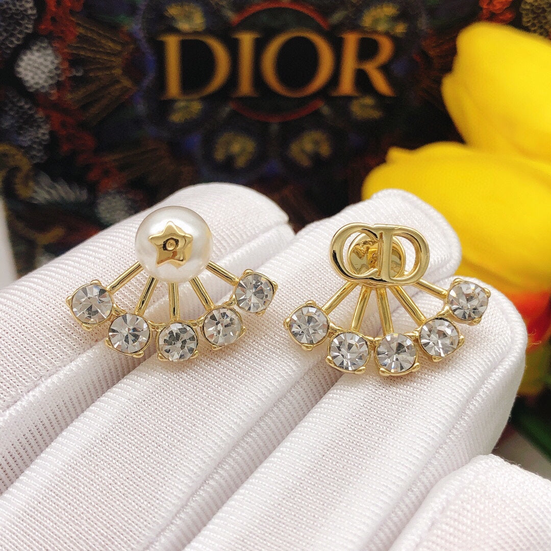 DIO's latest pearl earrings
