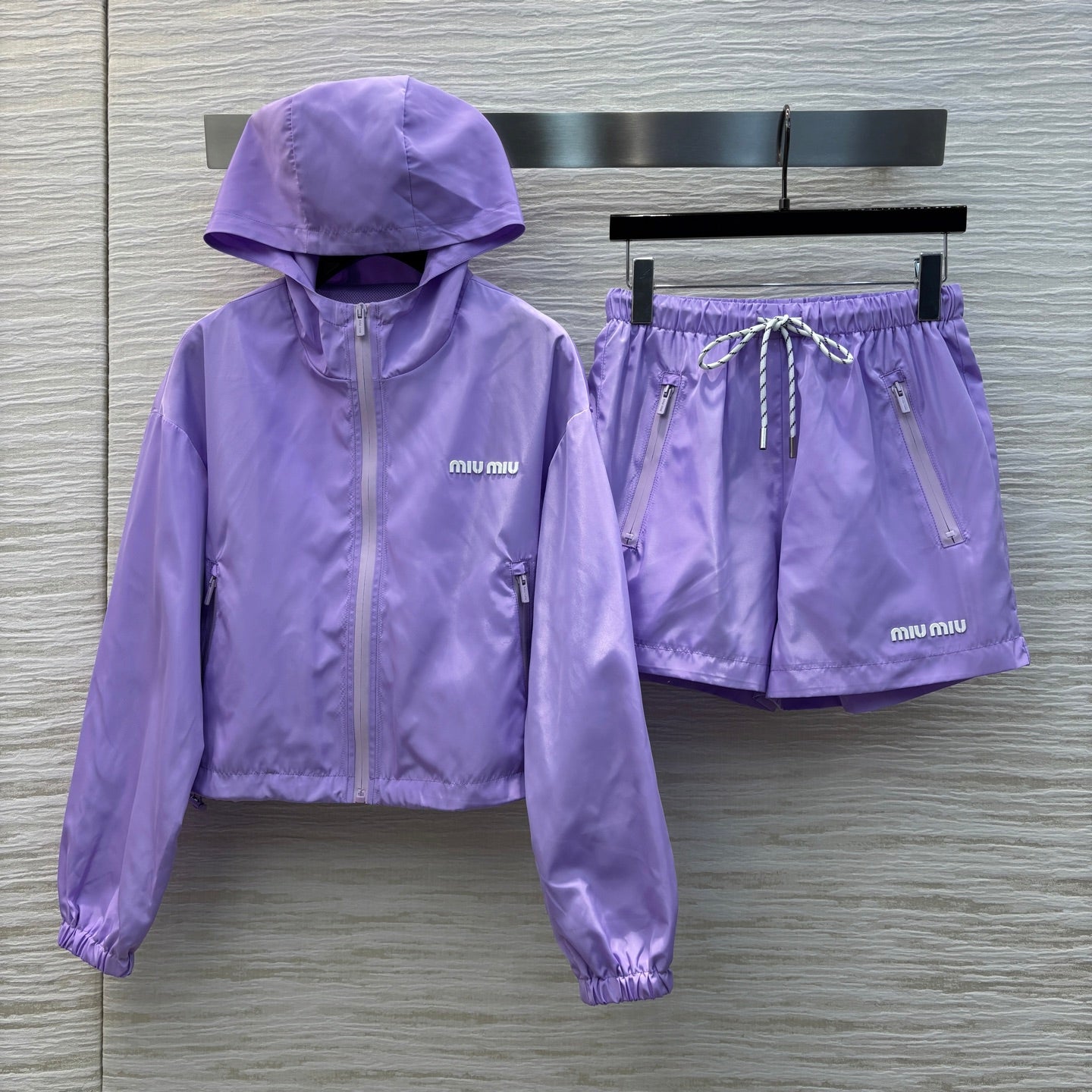 MIU* 25SS anti-hooded zip-up jacket + high-waisted shorts set