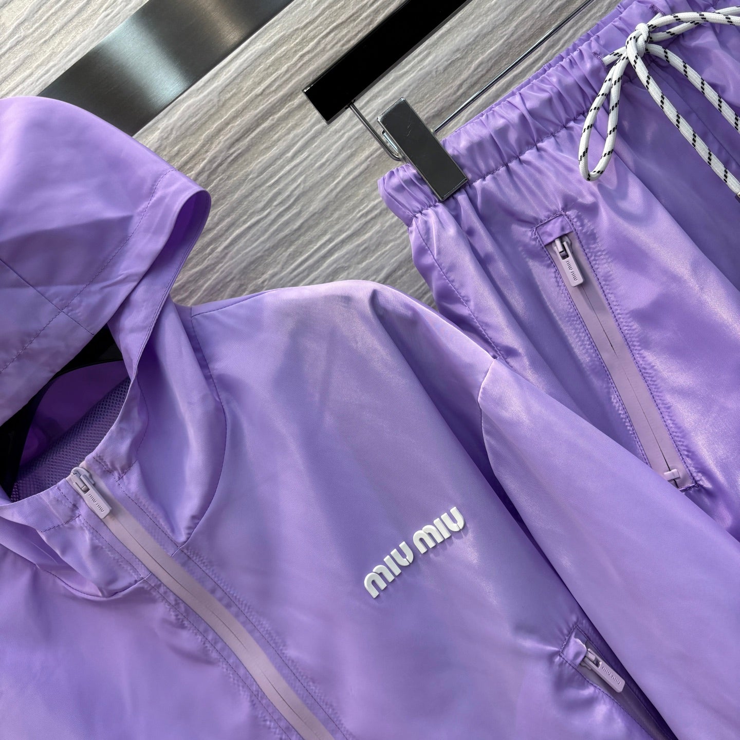 MIU* 25SS anti-hooded zip-up jacket + high-waisted shorts set