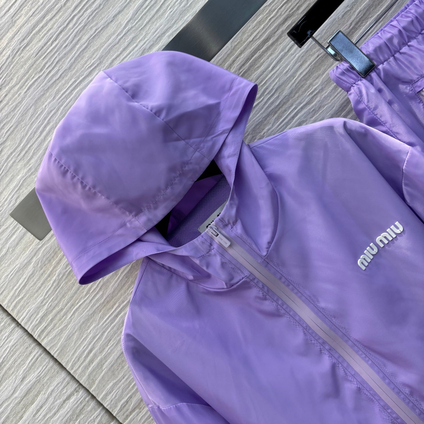 MIU* 25SS anti-hooded zip-up jacket + high-waisted shorts set