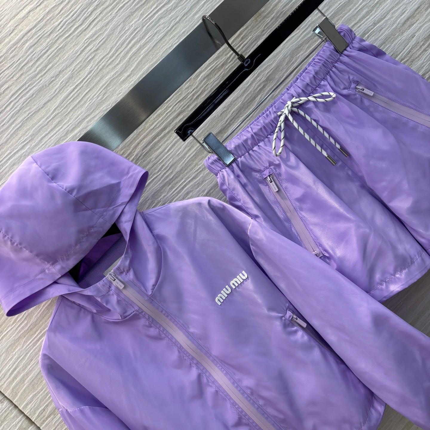 MIU* 25SS anti-hooded zip-up jacket + high-waisted shorts set