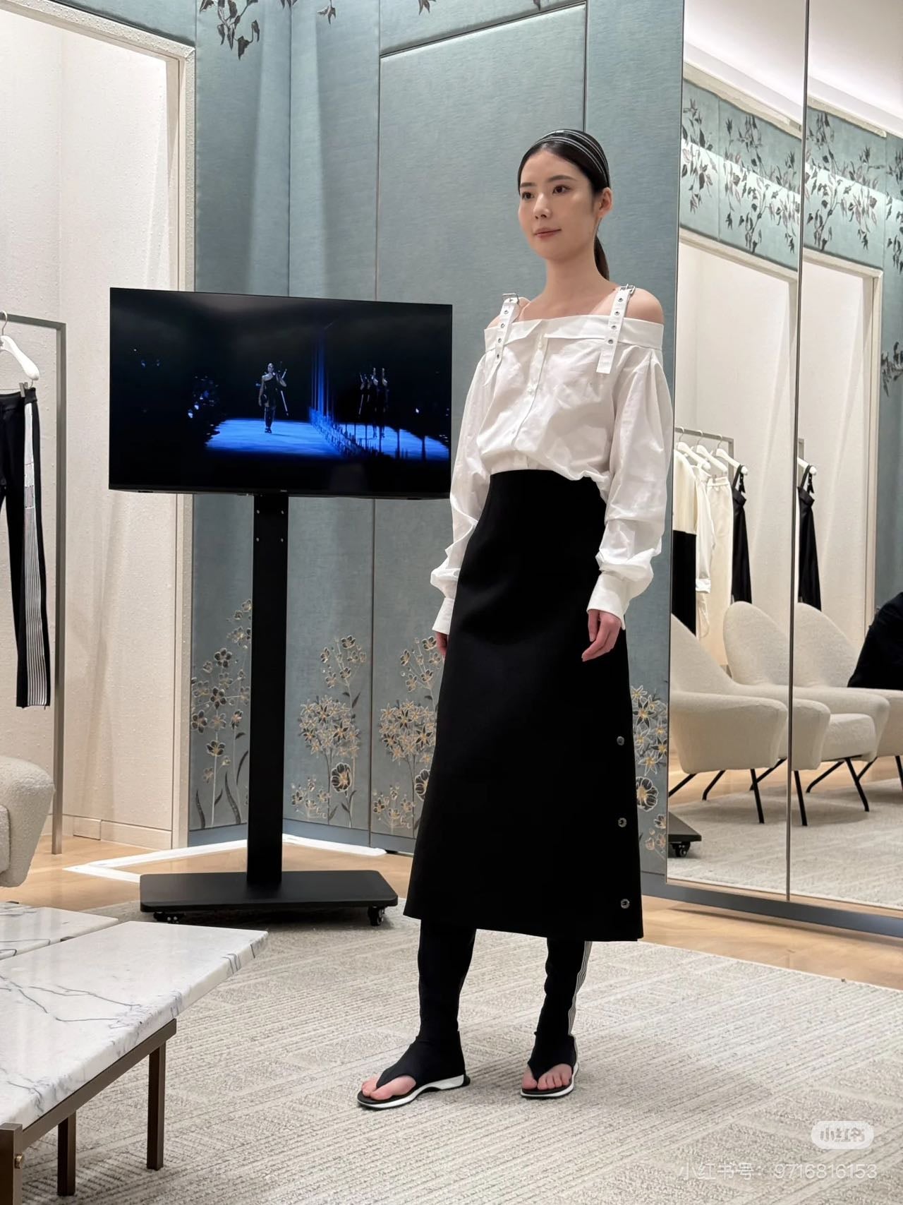 DIO* 25SS one-shoulder shirt