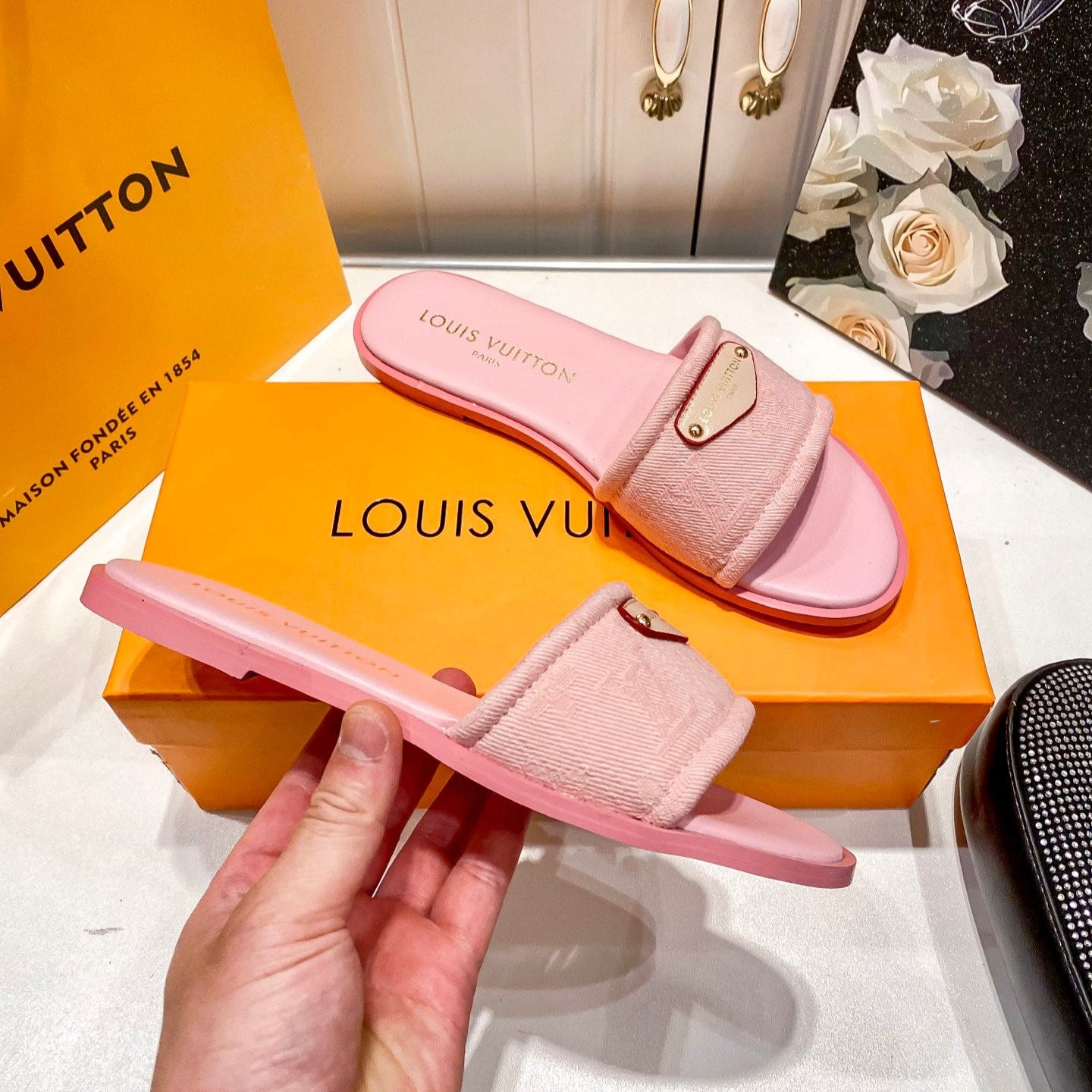 LOU* 25 Flats