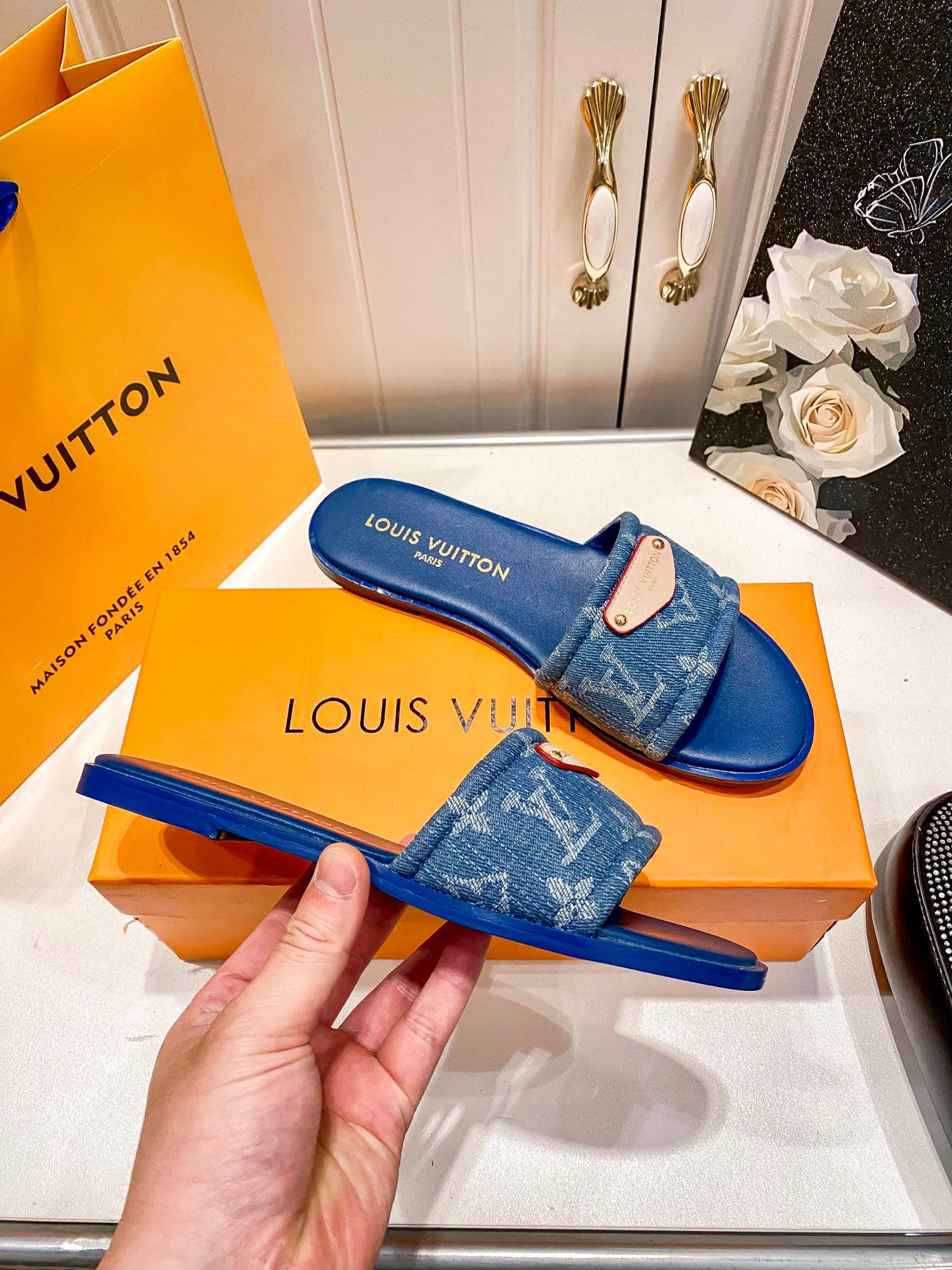 LOU* 25 Flats