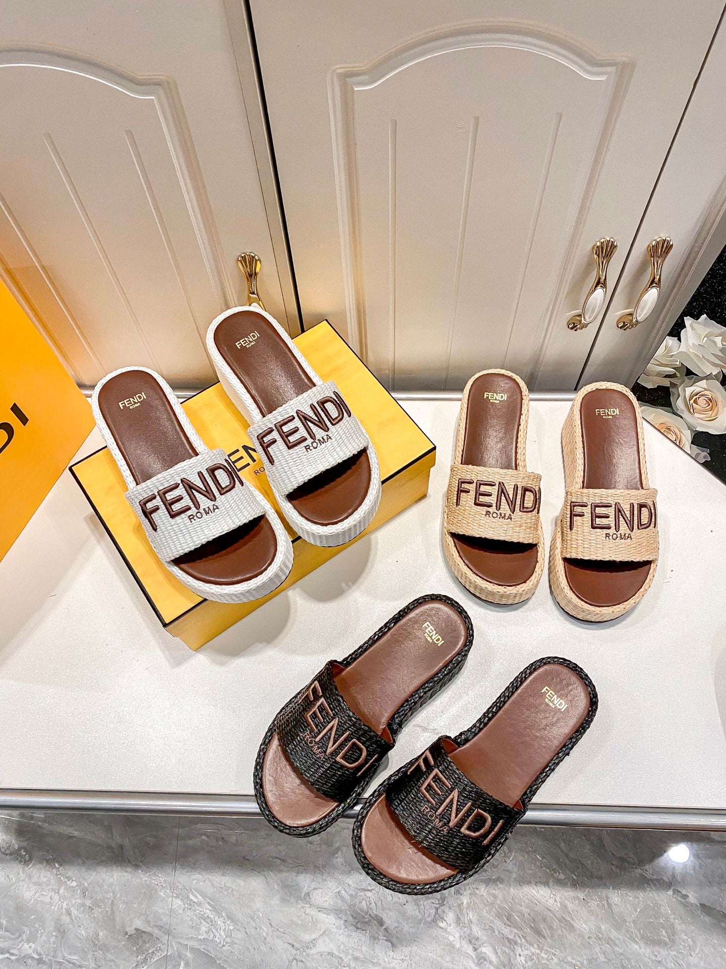 FEN* 25 Bread Slippers