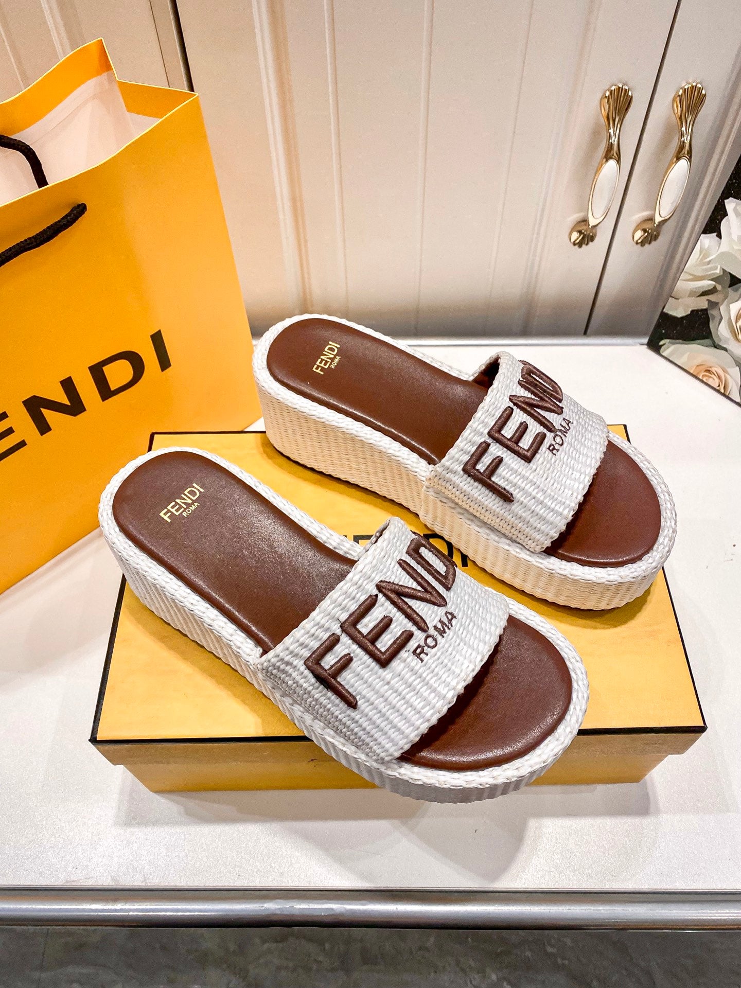 FEN* 25 Bread Slippers