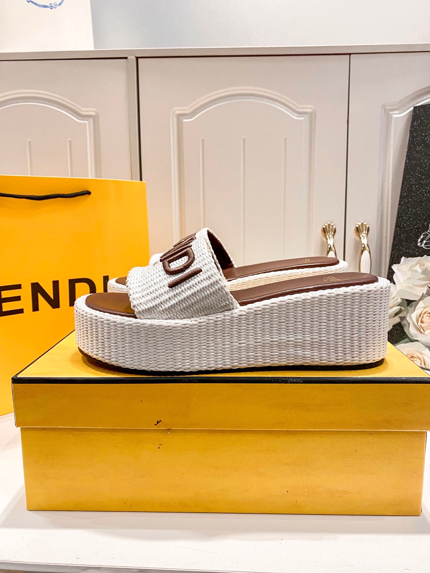 FEN* 25 Bread Slippers