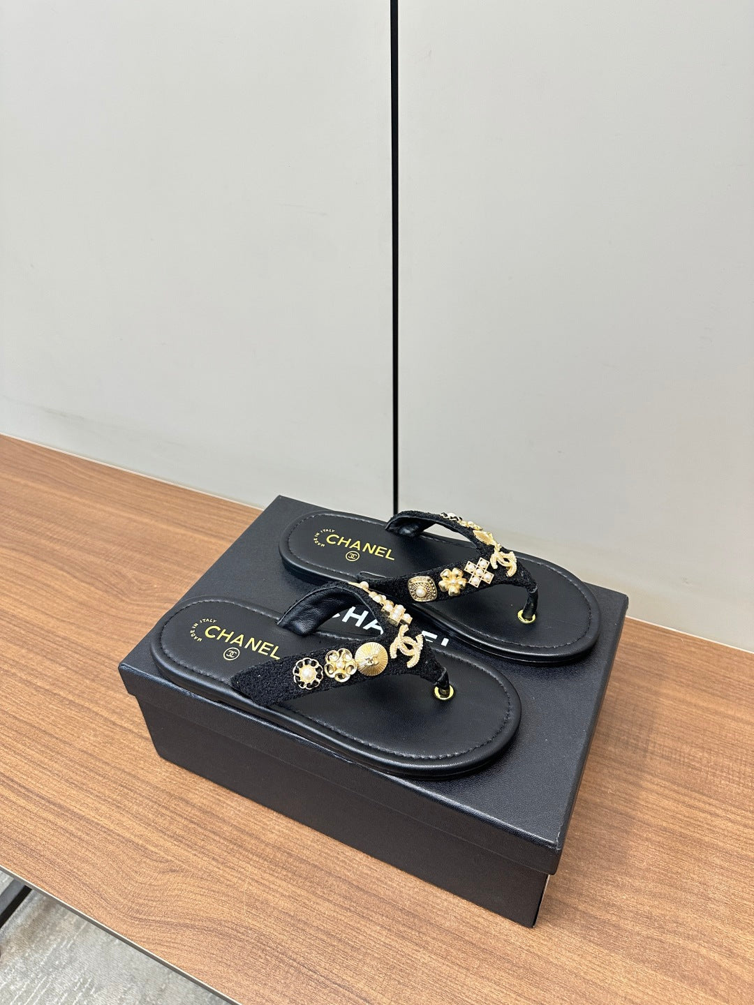 CHAN* 25SS flip flops vip