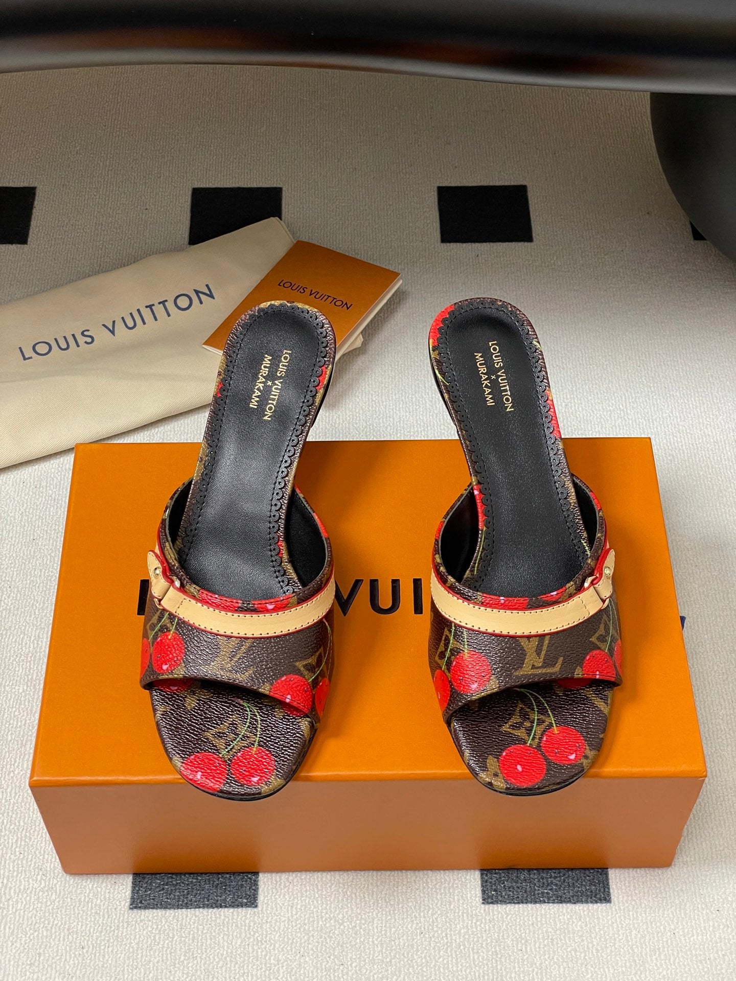 LOU* 25SS Slides VIP