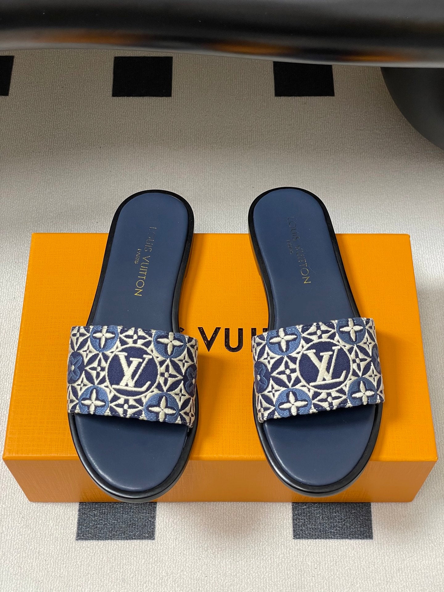 LOU* 25SS embroidered flat slippers VIP