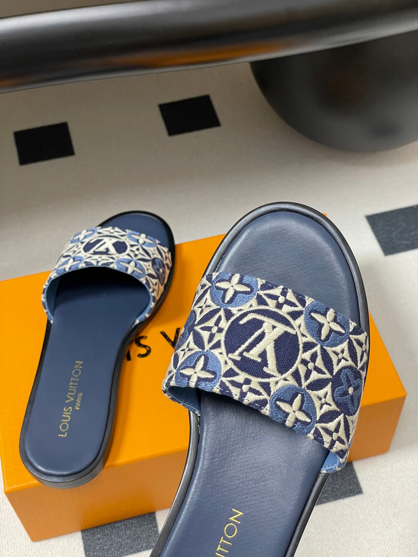 LOU* 25SS embroidered flat slippers VIP