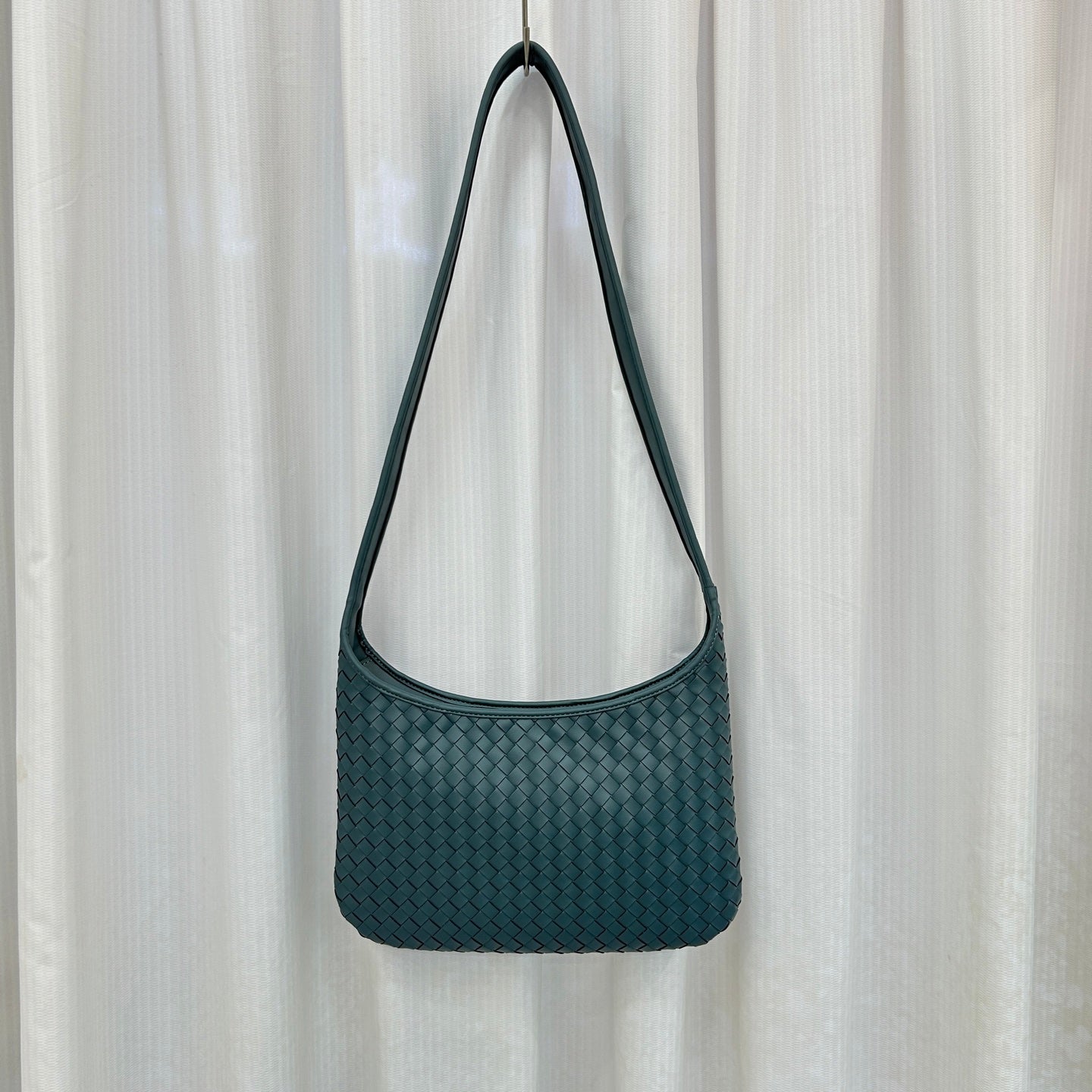 BV* 25SS Woven Crossbody Bag