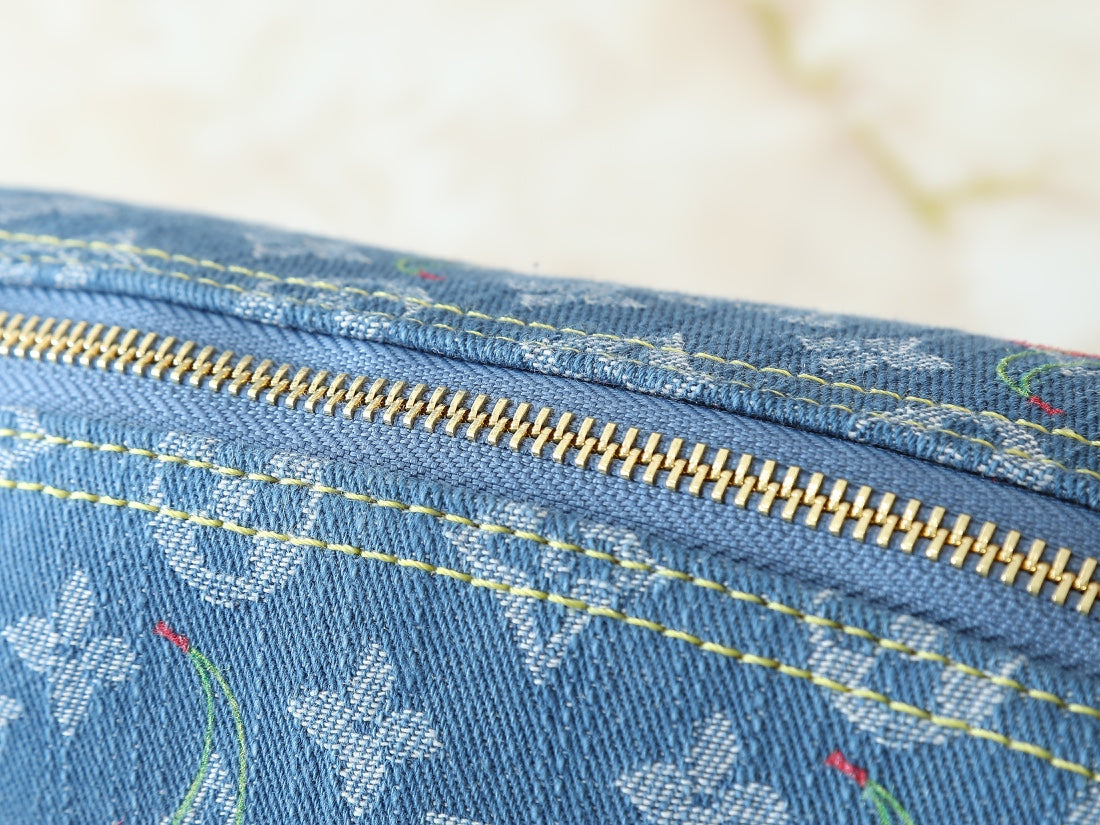 LOU* 25SS cherry cosmetic bag