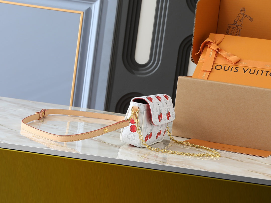 LOU* 25SS Cherry Chain Bag