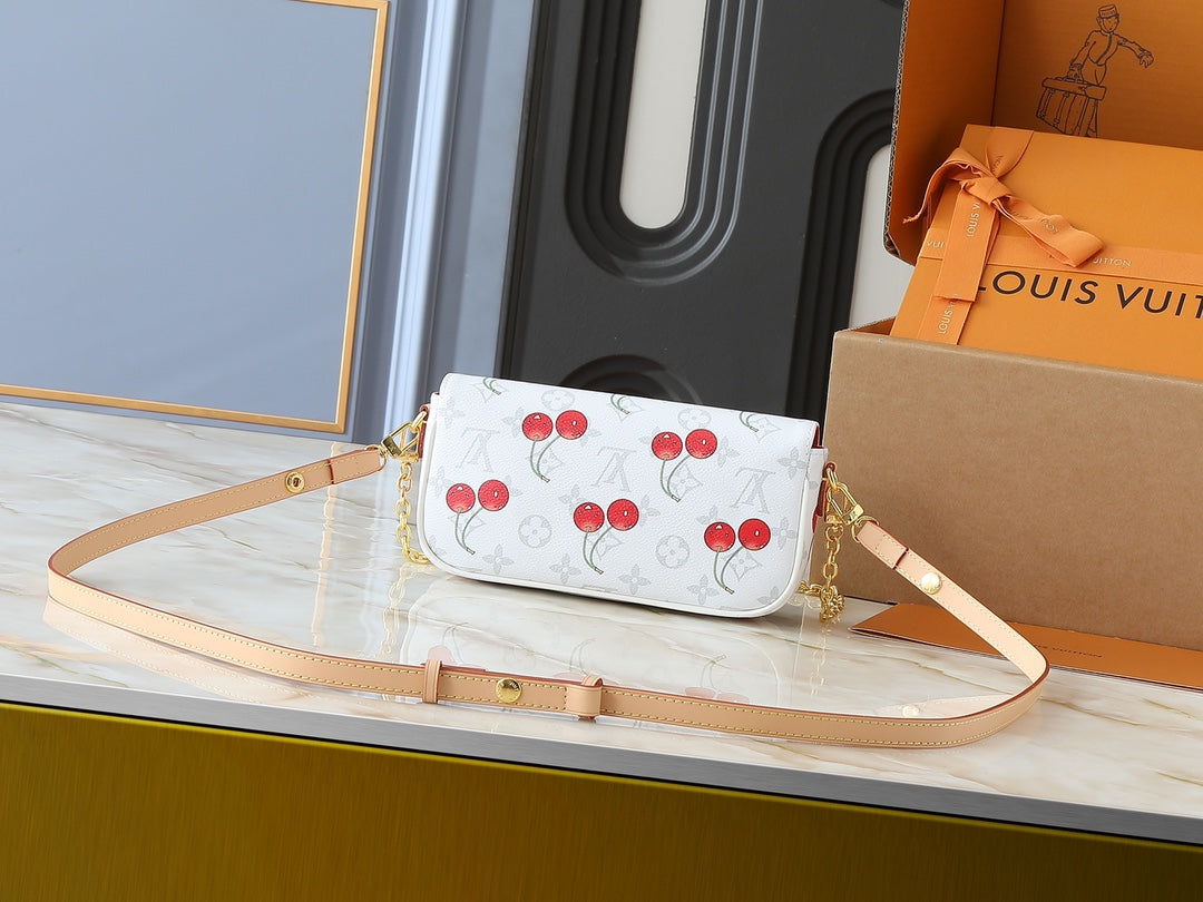 LOU* 25SS Cherry Chain Bag