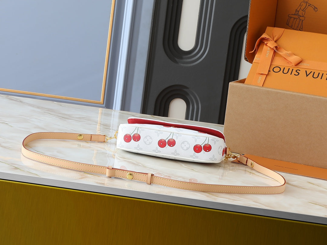 LOU* 25SS Cherry Chain Bag