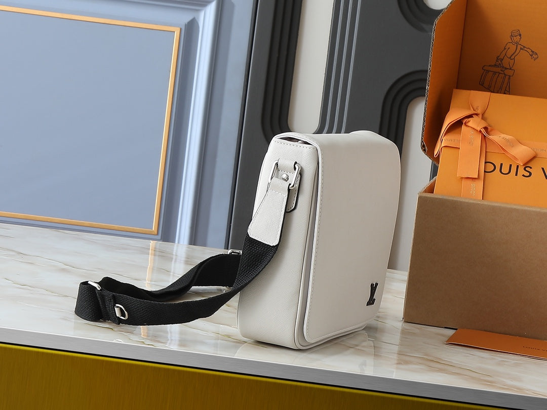 LOU* 25SS Messenger Bag