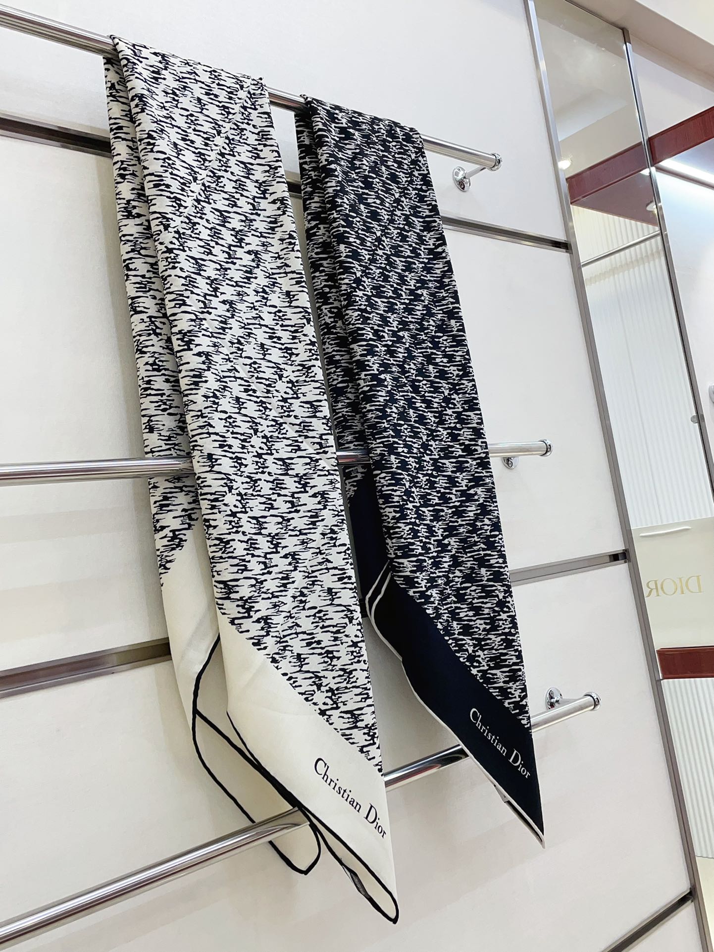 DIO* 25SS houndstooth square scarf