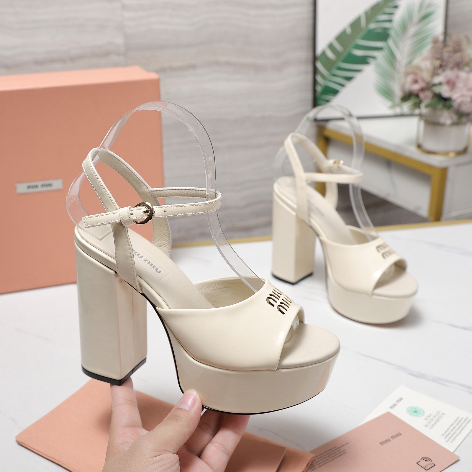 MIU* 25SS Patent Leather Chunky Heel Sandals VIP