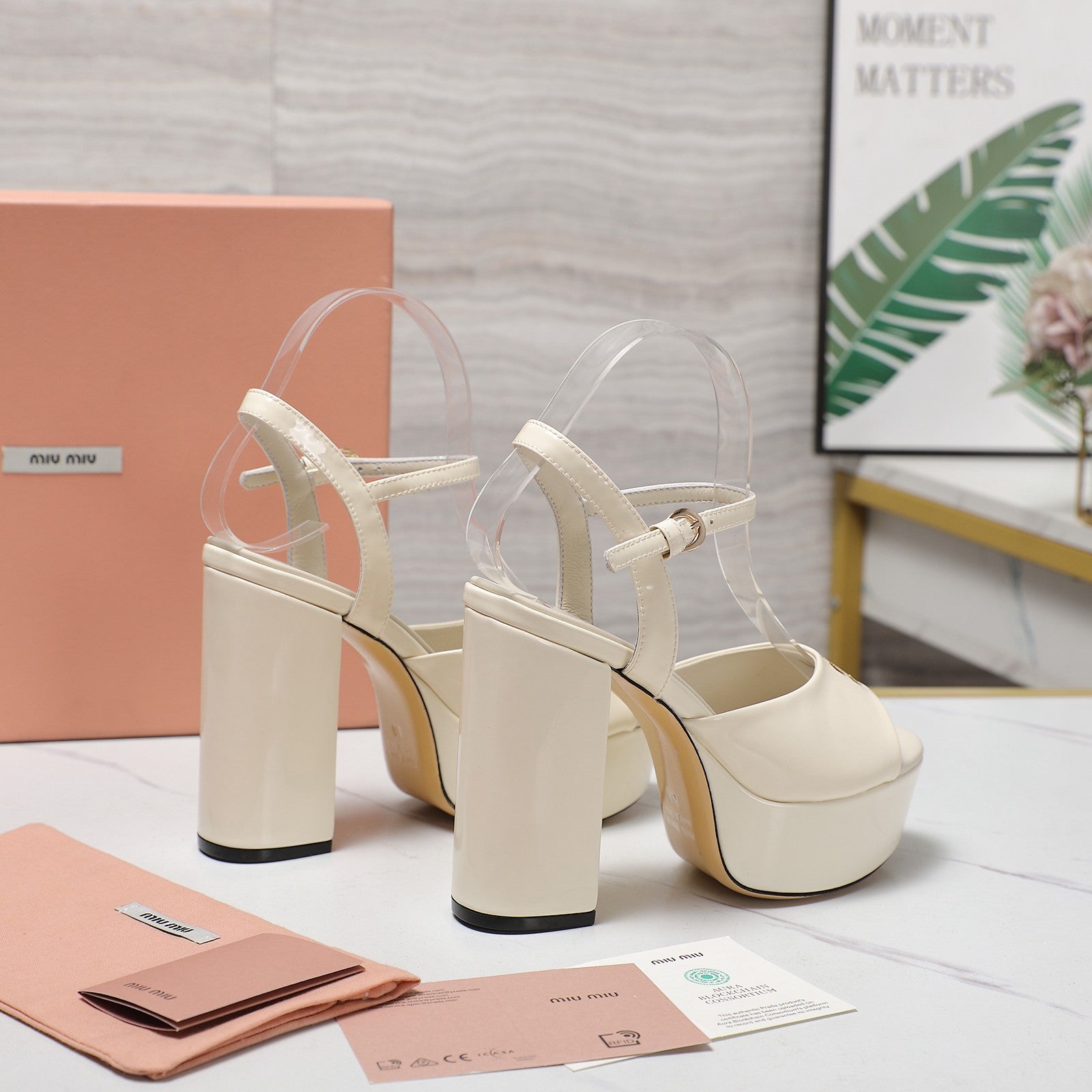 MIU* 25SS Patent Leather Chunky Heel Sandals VIP