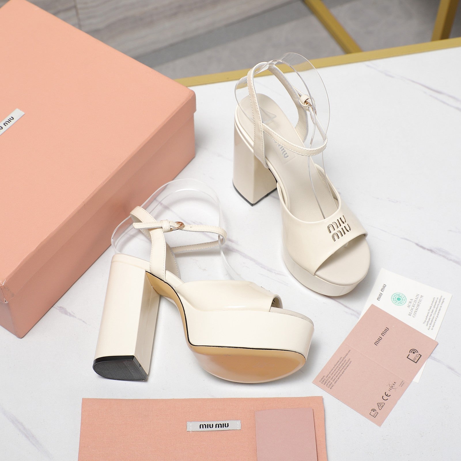 MIU* 25SS Patent Leather Chunky Heel Sandals VIP