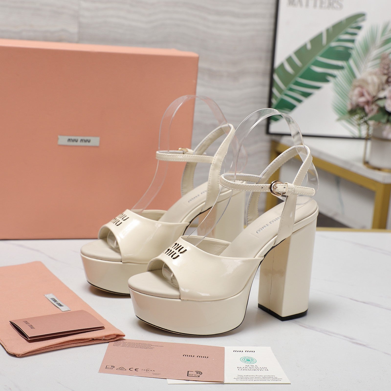 MIU* 25SS Patent Leather Chunky Heel Sandals VIP