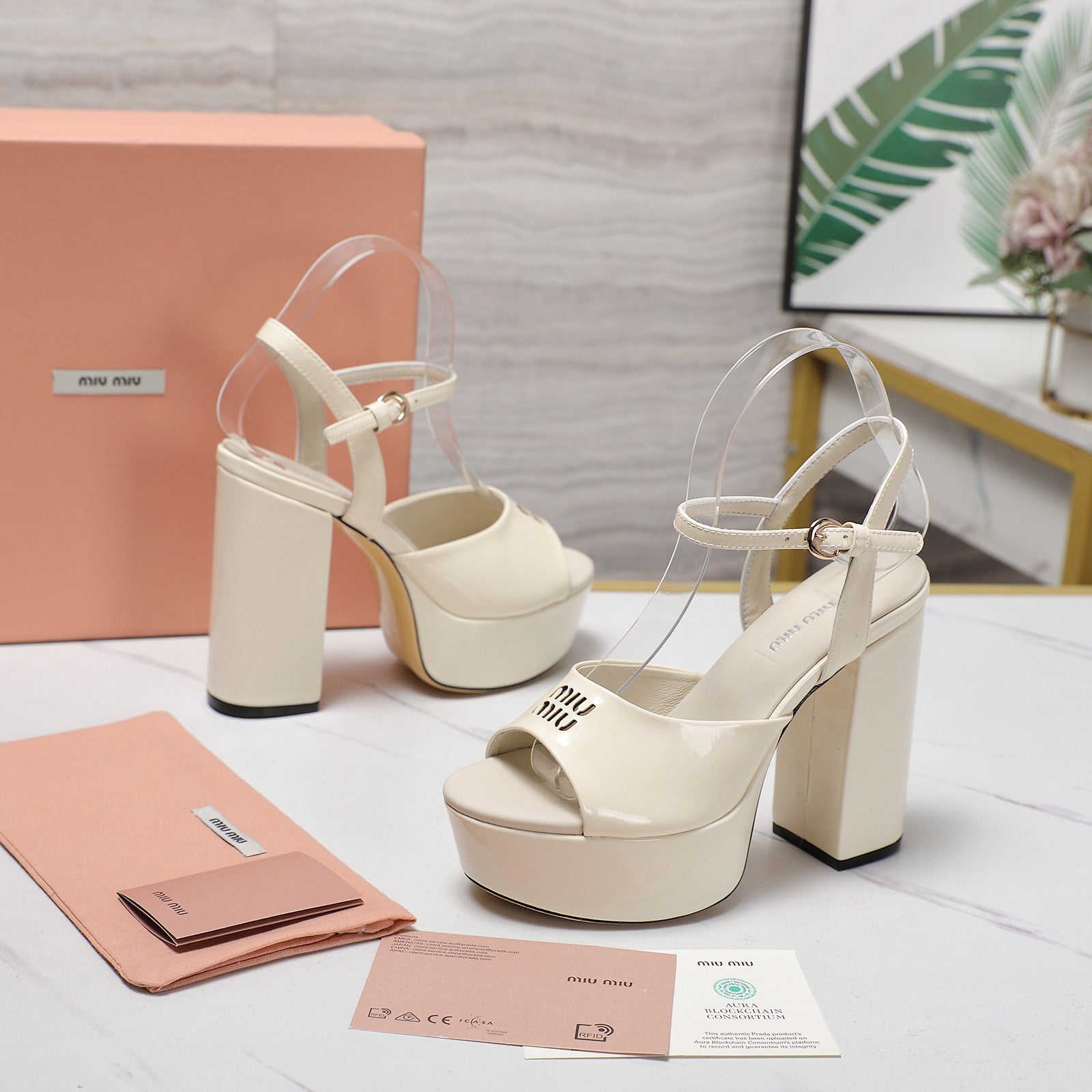 MIU* 25SS Patent Leather Chunky Heel Sandals VIP