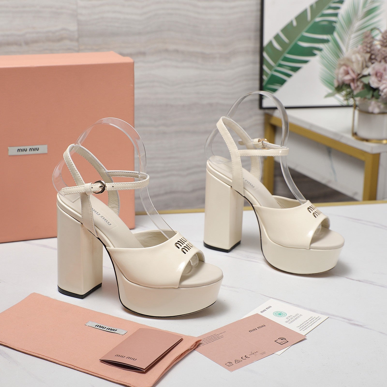 MIU* 25SS Patent Leather Chunky Heel Sandals VIP