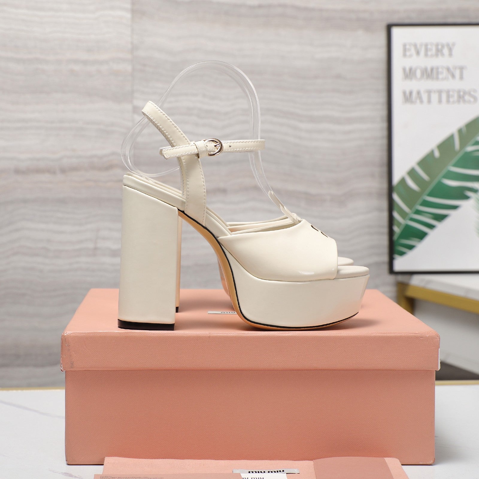 MIU* 25SS Patent Leather Chunky Heel Sandals VIP