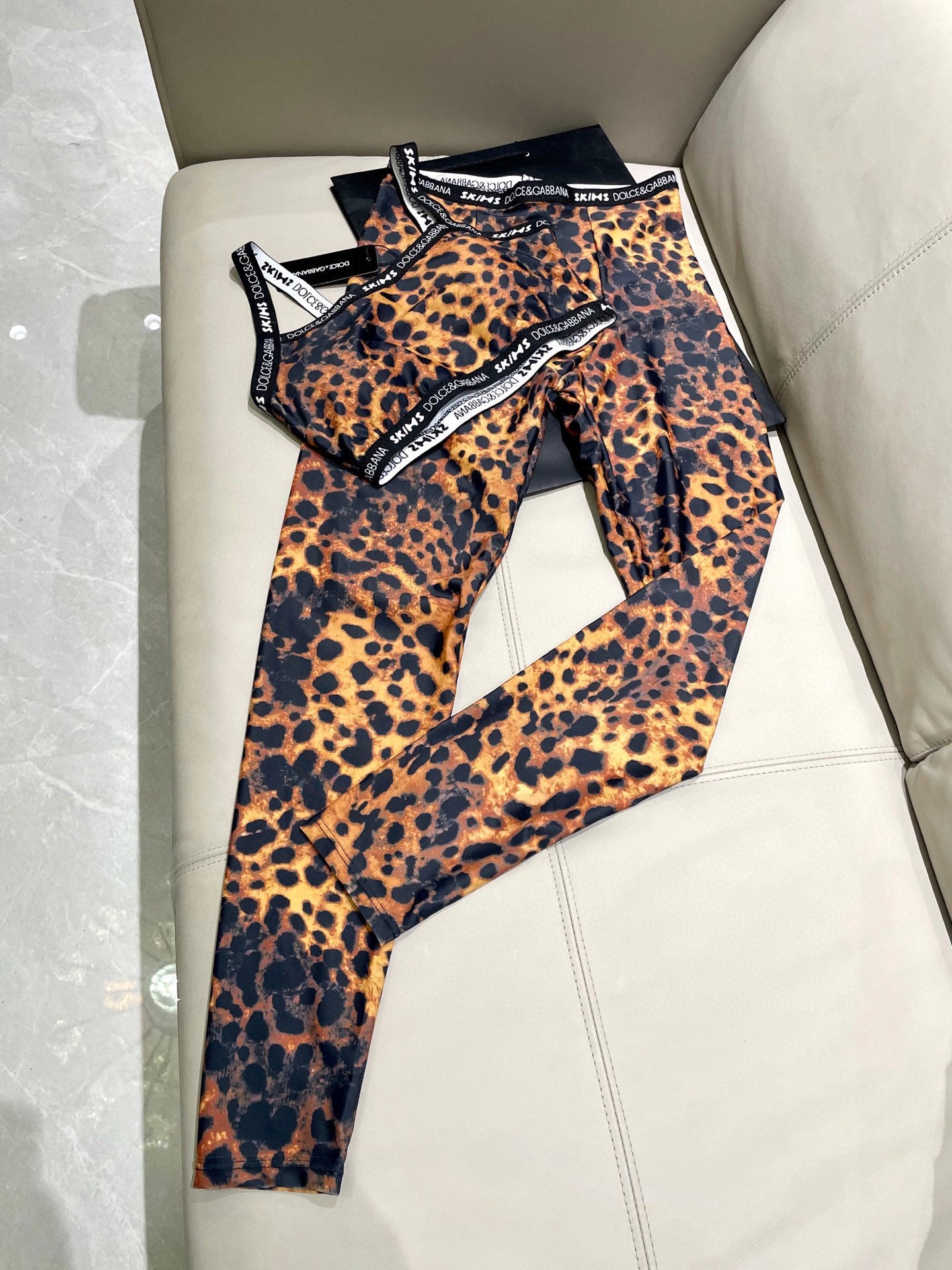 DG* TIGHT SWEATSHIRT