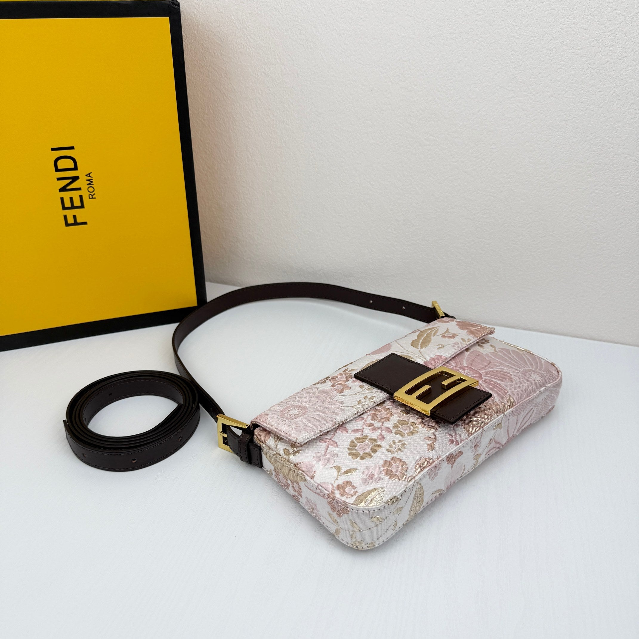 FEN* 25SS lace embroidery baguette bag