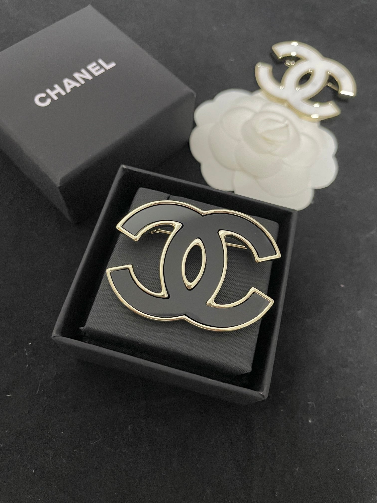 CHAN* 25SS ceramic brooch