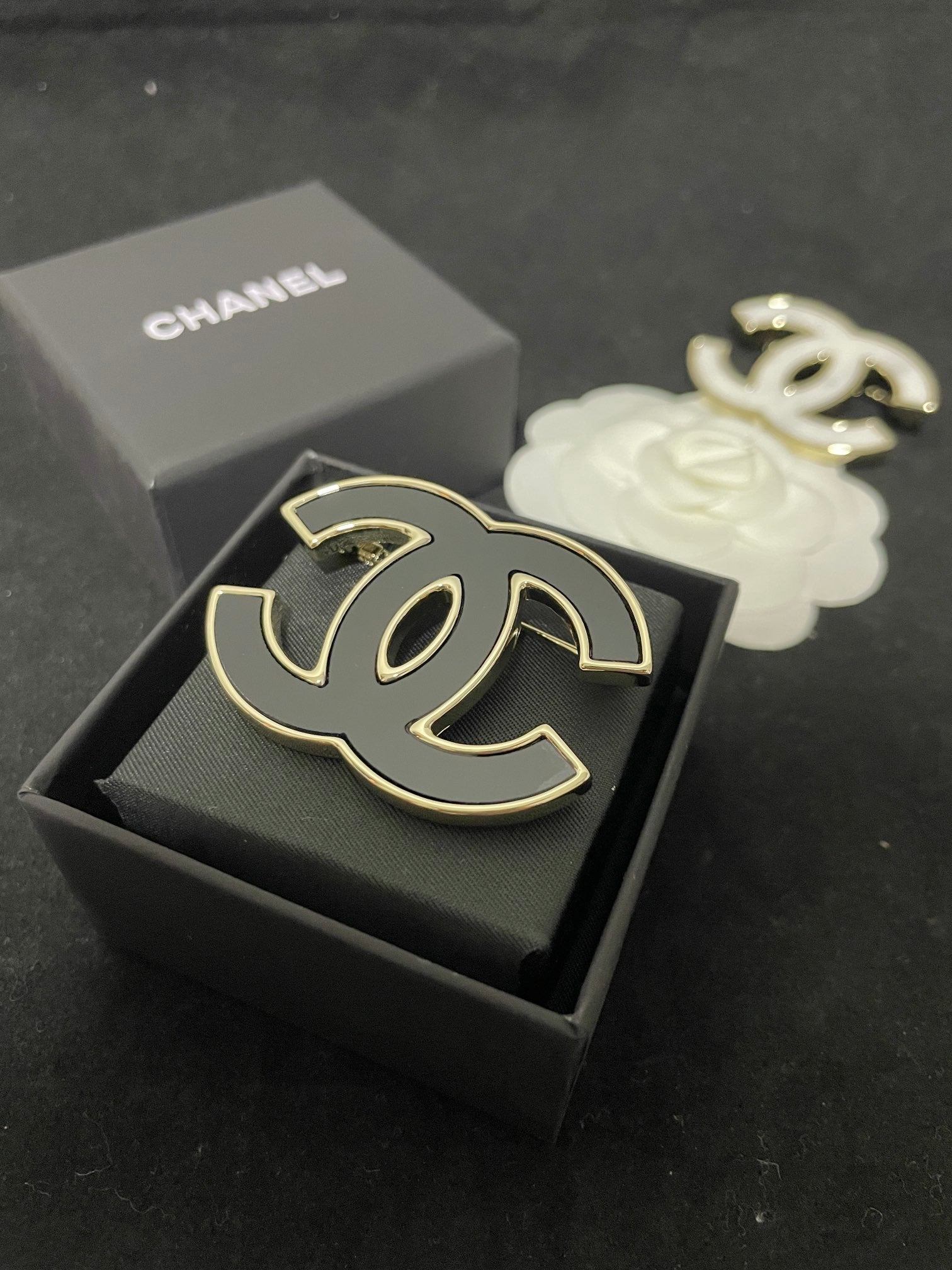 CHAN* 25SS ceramic brooch
