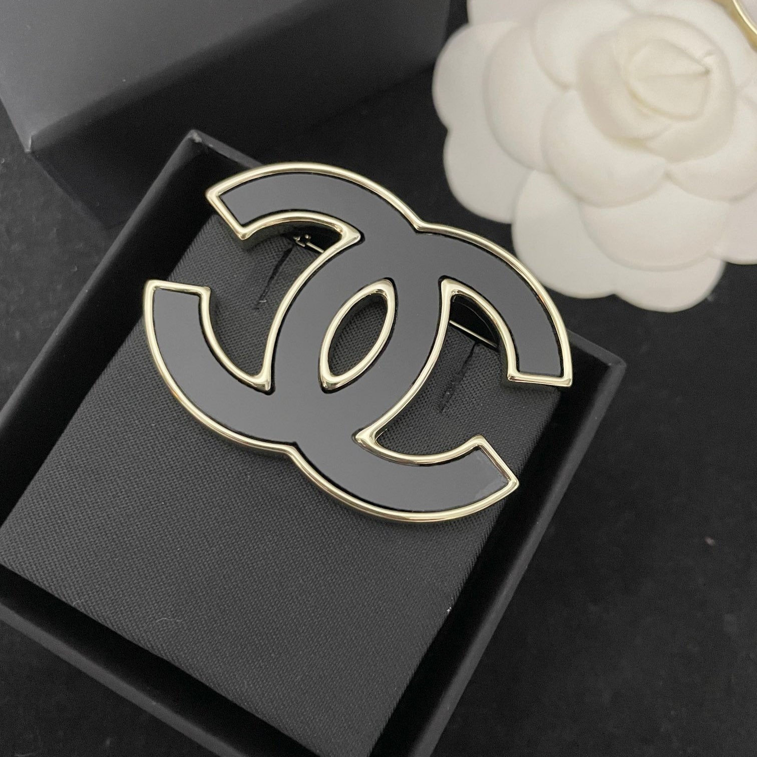 CHAN* 25SS ceramic brooch