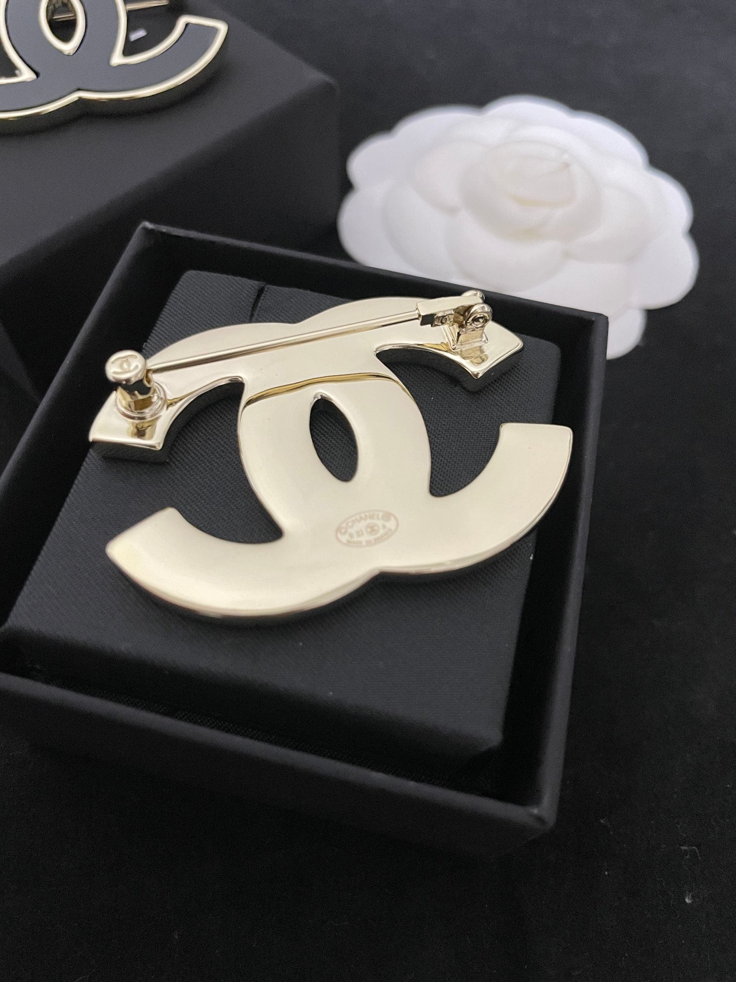 CHAN* 25SS ceramic brooch