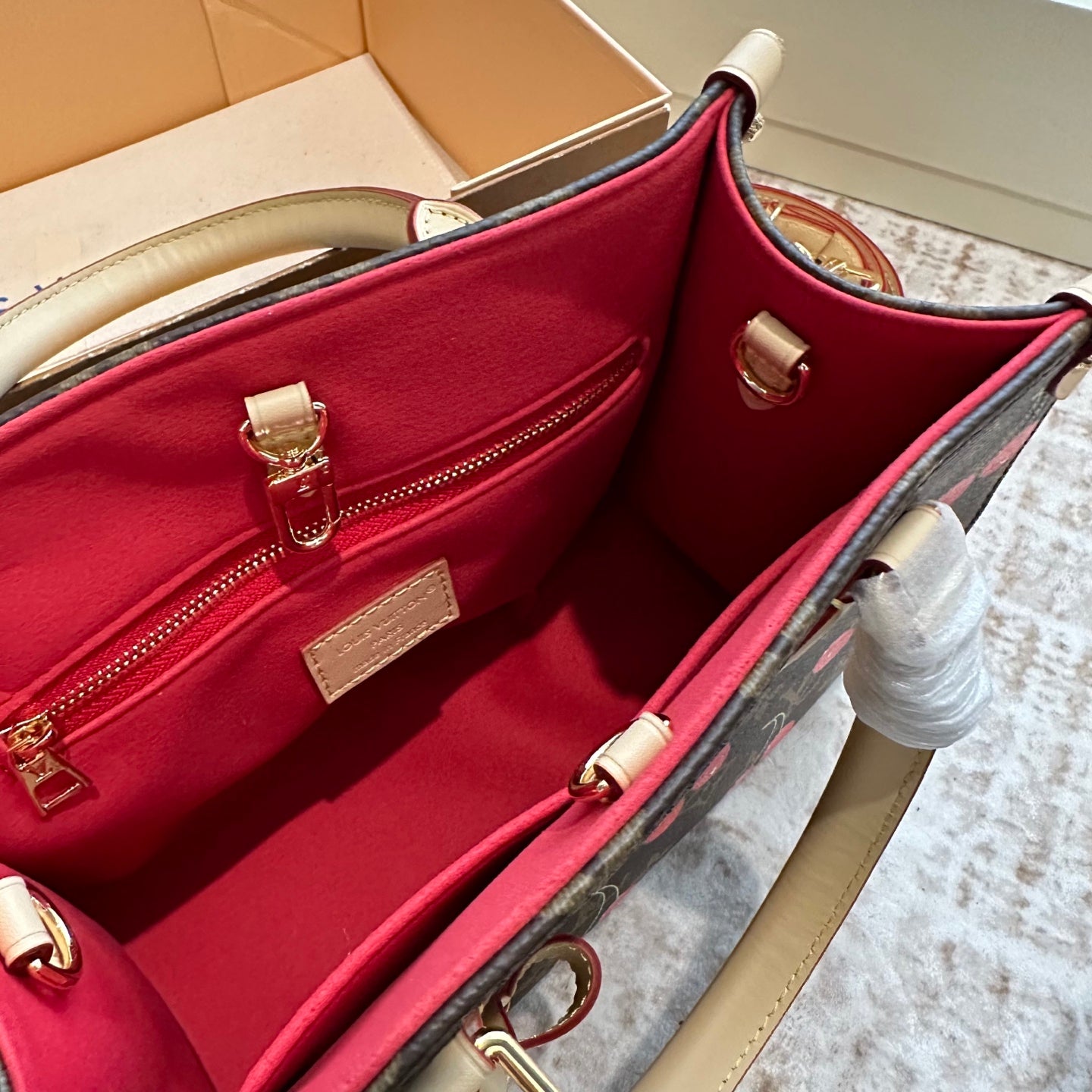 LOU* 25SS cherry tote bag