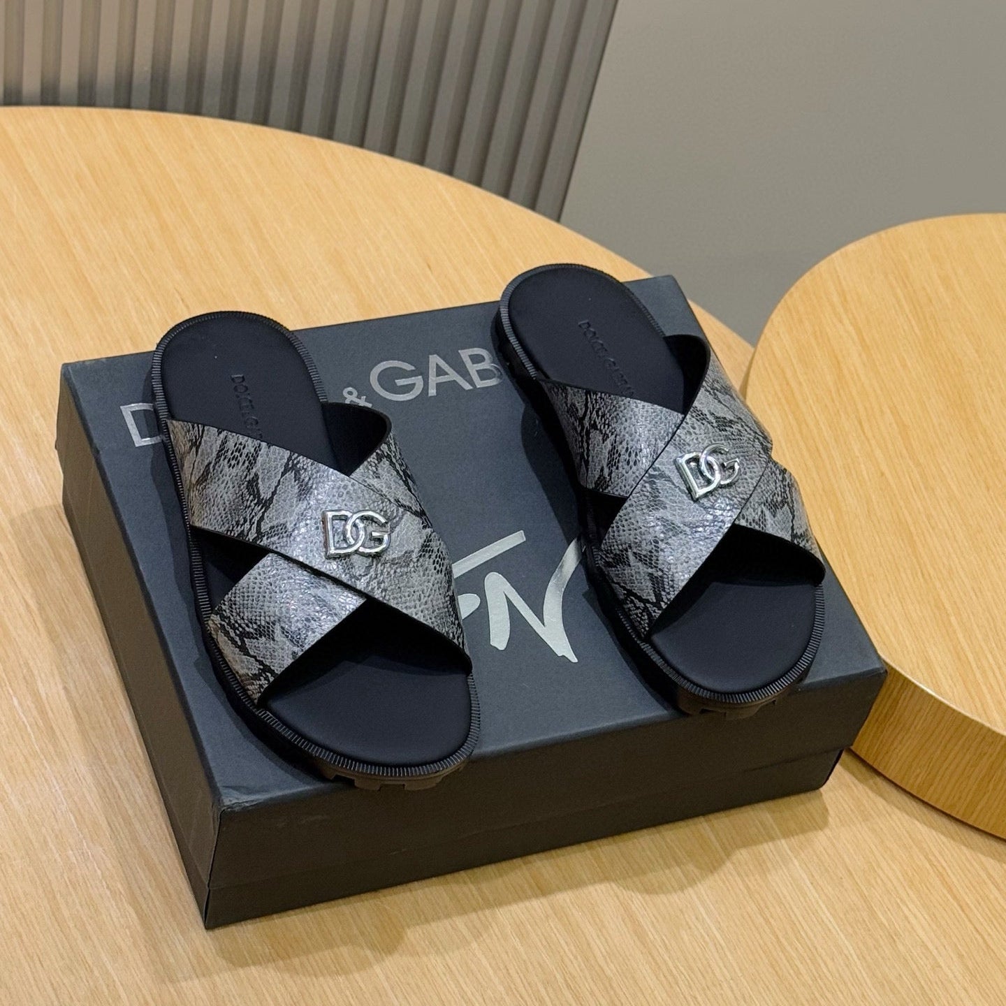 DG 25SS calfskin slippers