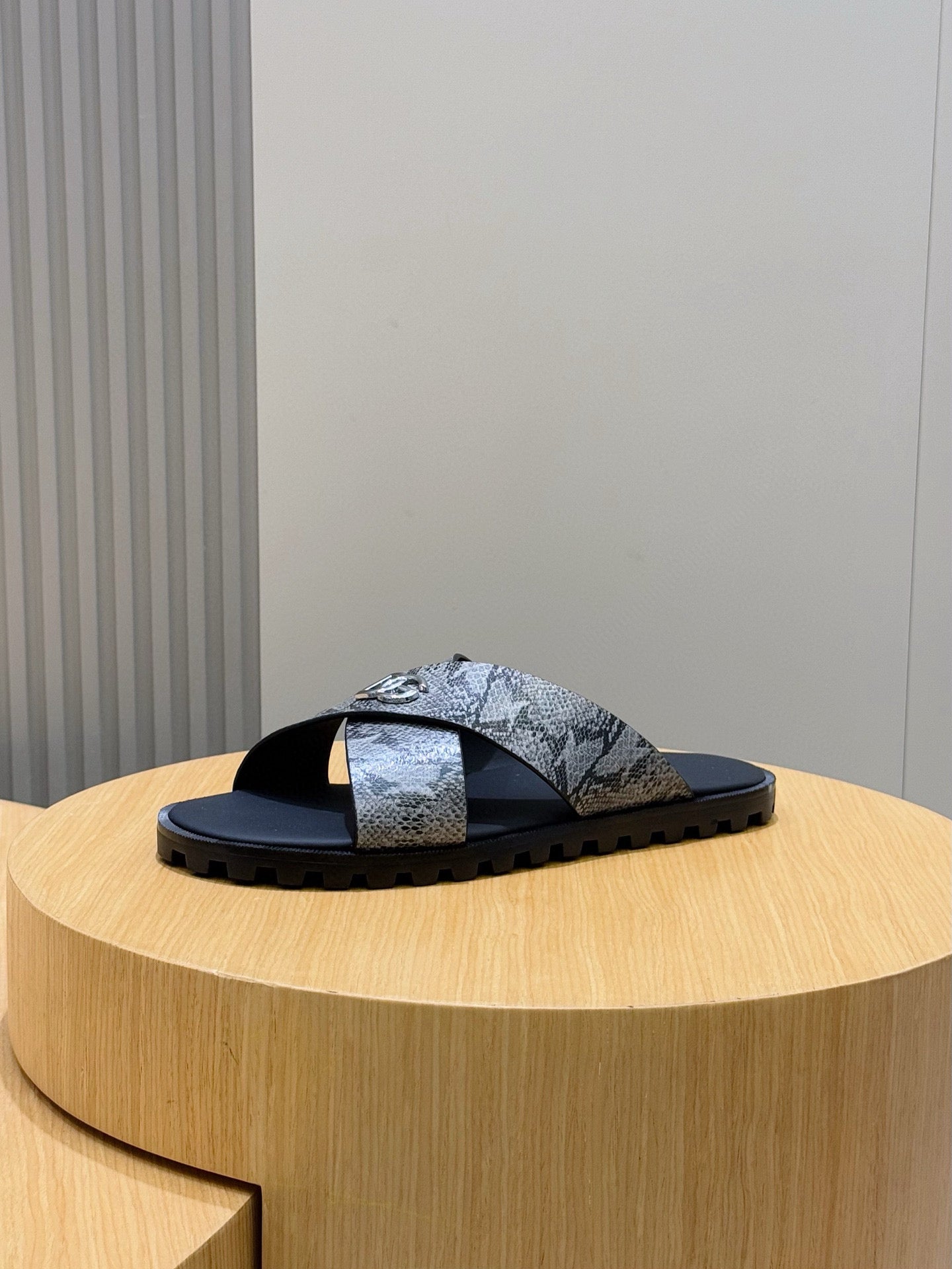 DG 25SS calfskin slippers