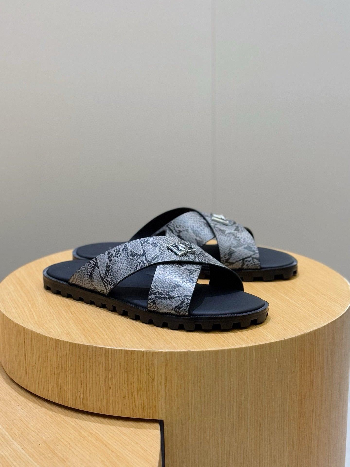 DG 25SS calfskin slippers