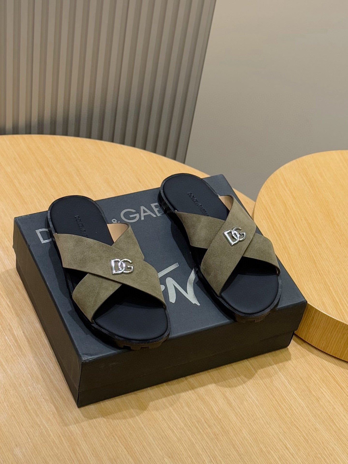 DG 25SS calfskin slippers