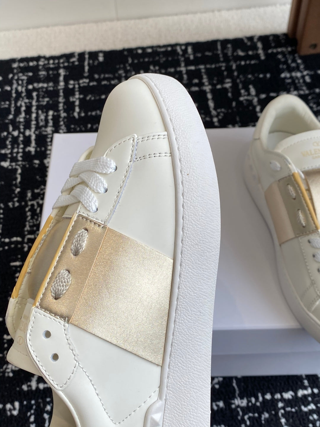 Valent* low-top sneakers （Unisex）