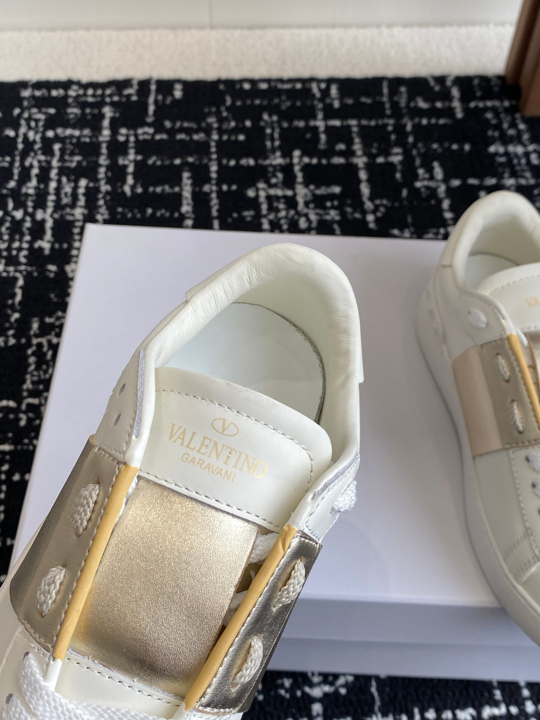 Valent* low-top sneakers （Unisex）