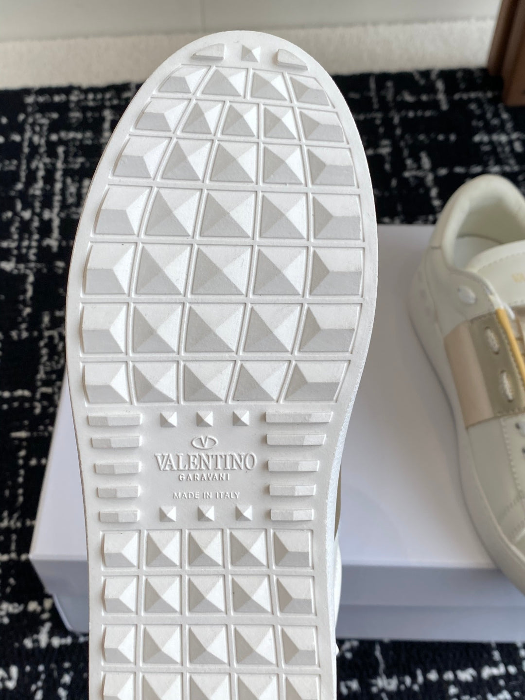 Valent* low-top sneakers （Unisex）