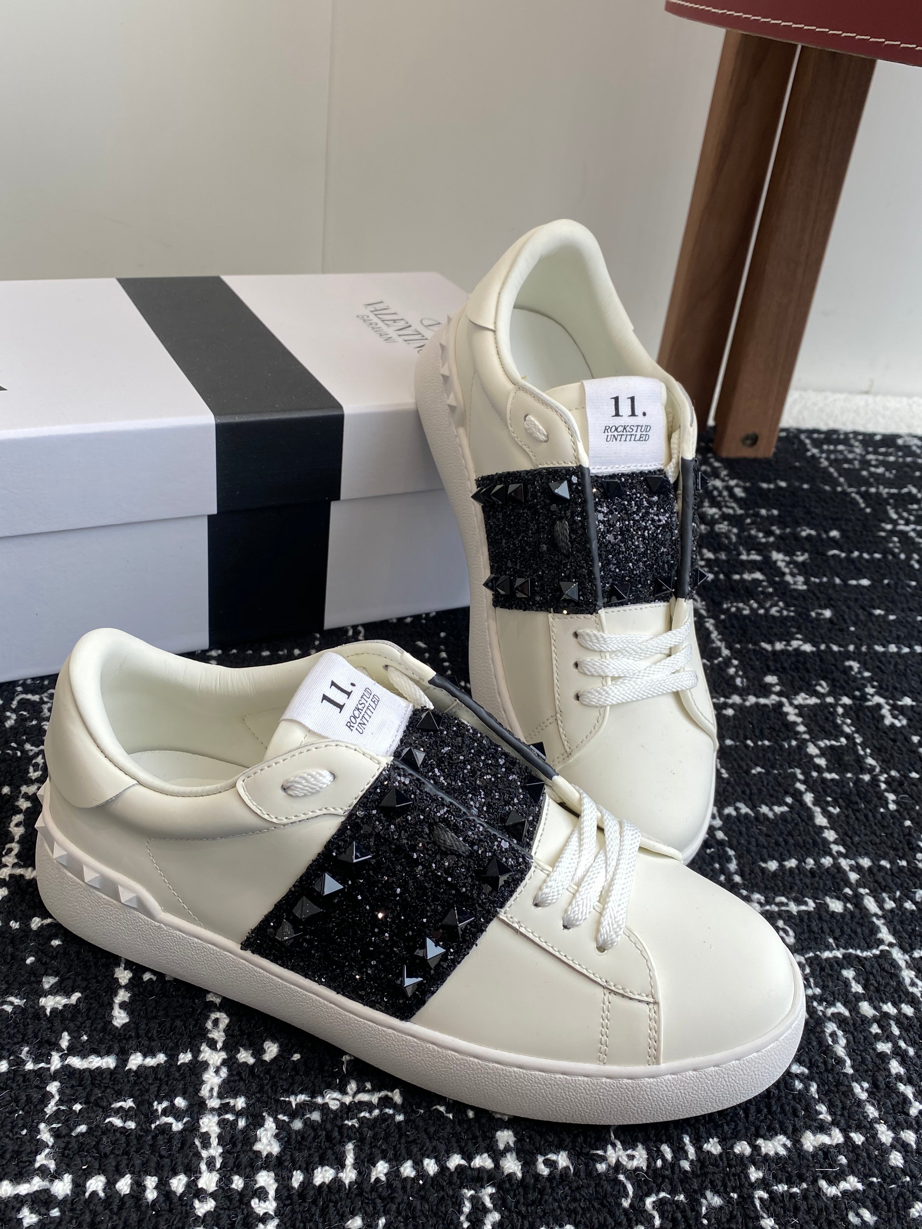 Valent* low-top sneakers （Unisex）