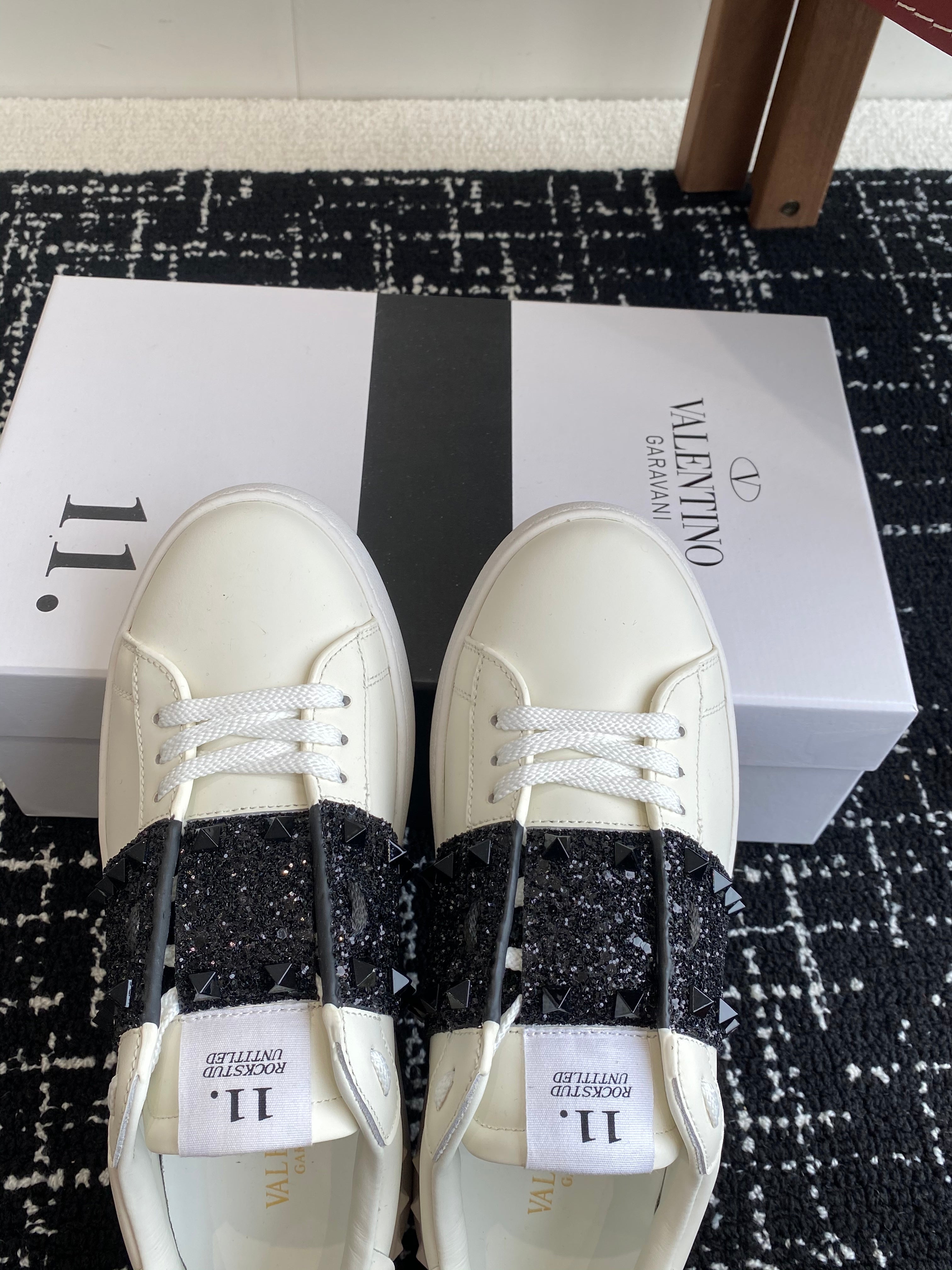 Valent* low-top sneakers （Unisex）